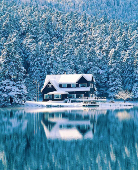 Sleep deeply in a cozy winter hut | Relaxing snowstorm, fireplace 4k | Winter wonderland ASMR